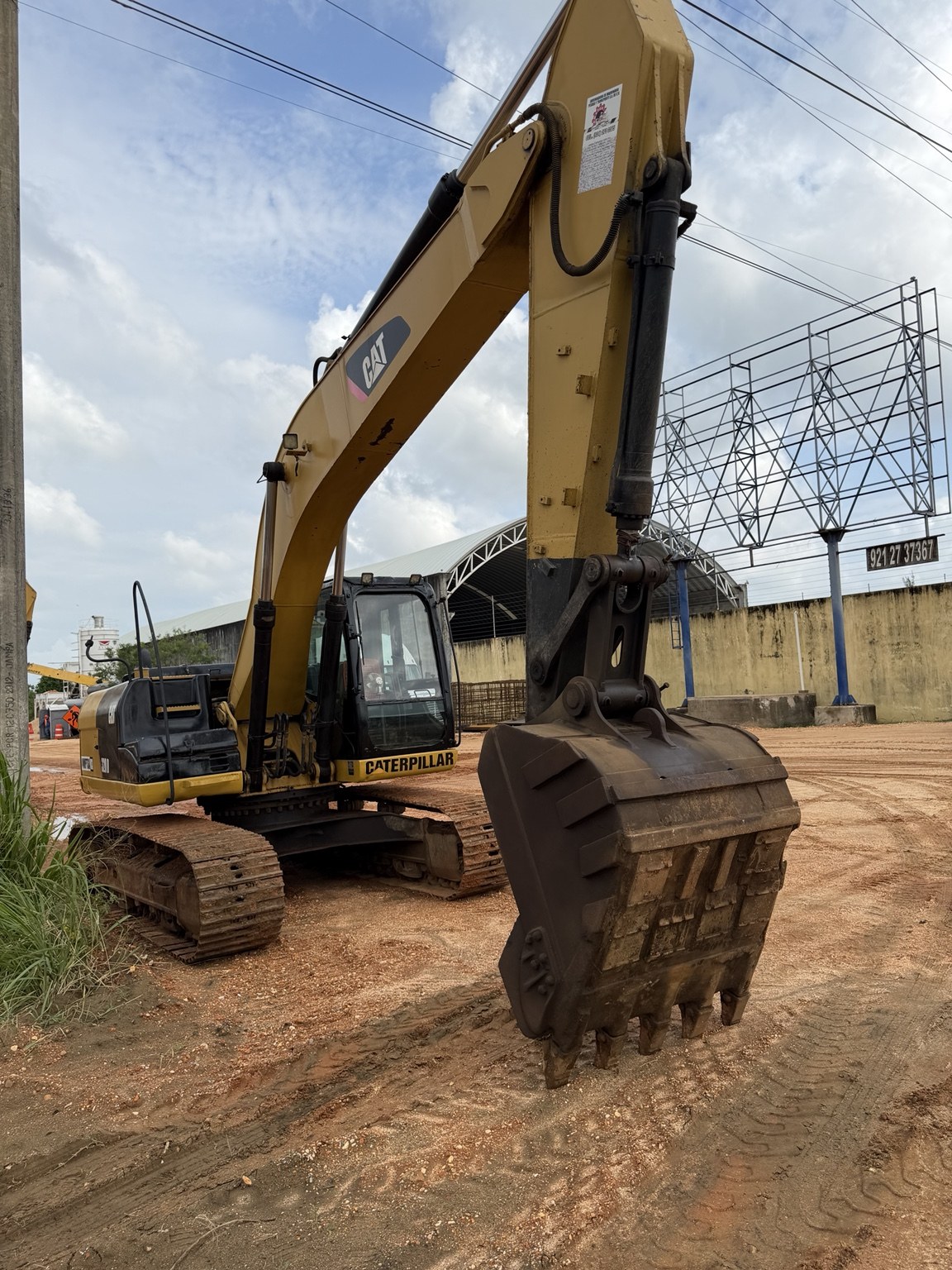 Excavadora Caterpillar 320D-02 sobre cama baja para traslado