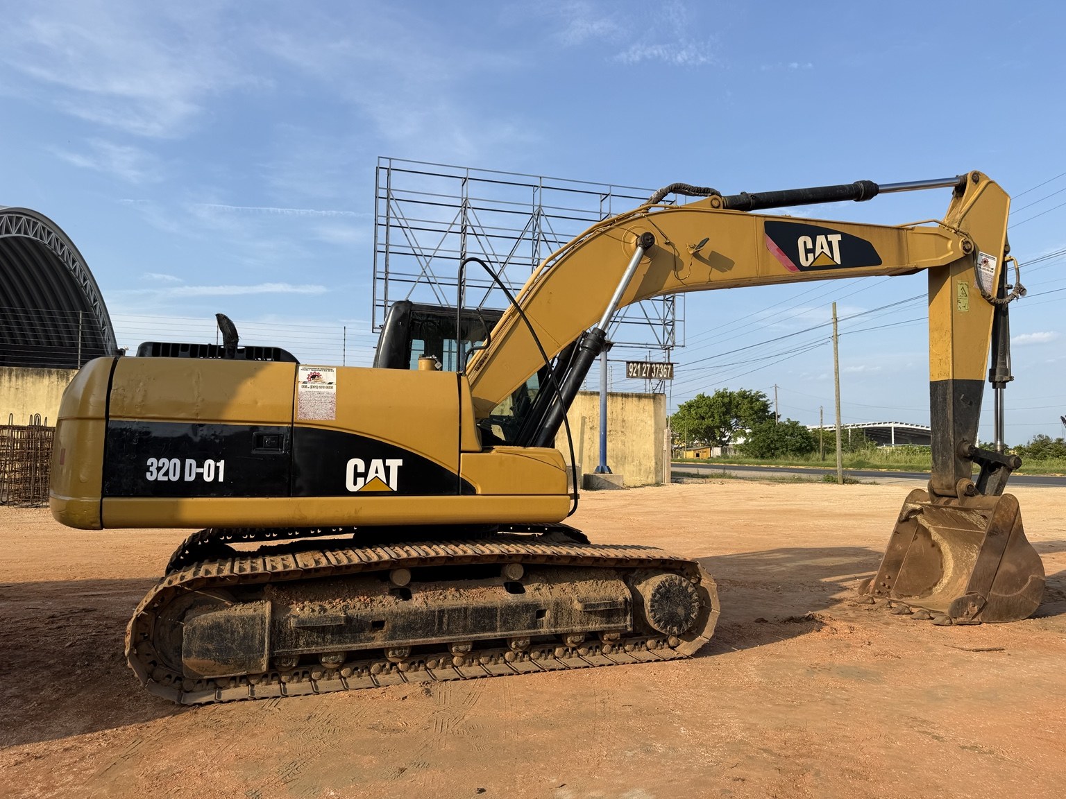 Excavadora Caterpillar trabajando en obra